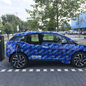 BMW i3 mit Autofolierung zum Thema Bienen von Elise Esser